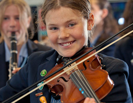 girl playing violin